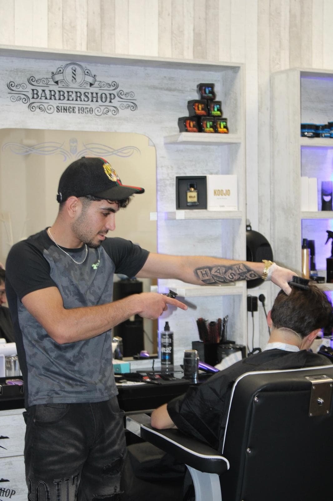 Portret barbier Hasko aan de stoel